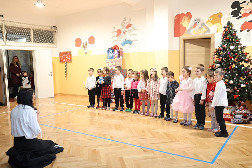 БАЊАЛУКА, 19. ДЕЦЕМБРА /СРНА/ - Дом за дјецу и омладину без родитељског старања "Рада Врањешевић" у Бањалуци обиљежава данас 78 година од оснивања ове установе и крсну славу - Никољдан, а свечаности присуствује лидер СНСД-а Милорад Додик. /Фото - Борислав Здриња/