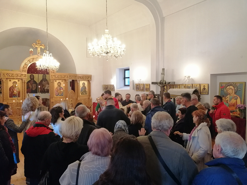 СПЛИT, 19. ДЕЦЕМБРА /СРНА/ - Светом архијерејском литургијом и обредом ломљења славских колача, уз присуство бројних вјерника, данас је у Храму Светог Саве у Сплиту обиљежен Никољдан.