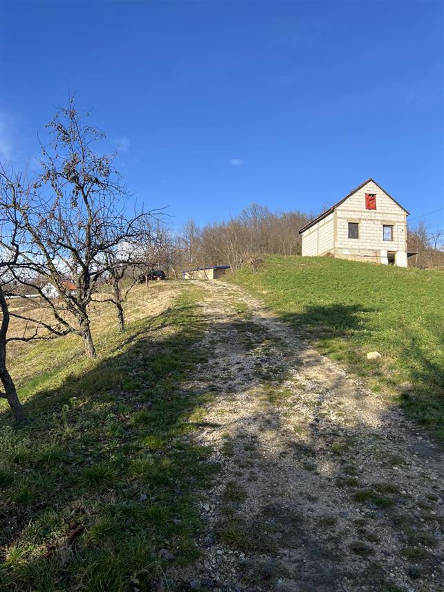 РАСТОШНИЦА, 19. ДЕЦЕМБРА /СРНА/ - Домаћинство сестре и брата Љиљане и Милана Ковачевића, који су једини повратници у мјесто Растошницу у Федерацији БиХ /ФБиХ/, под великим је притиском општинске власти, која тражи да буду срушени њихови помоћни објекти, изграђени 1985. године.