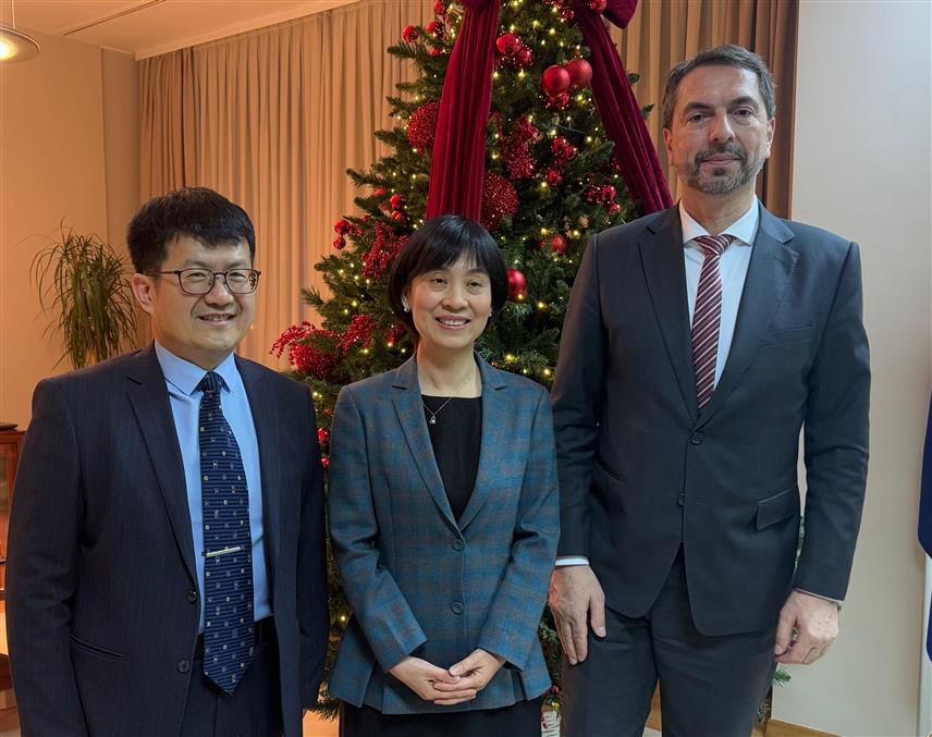 САРАЈЕВО, 19. ДЕЦЕМБРА /СРНА/ - Генерални директор Одјељења за европске послове Министарства иностраних послова Кине Ли Ђијан састао се данас у Сарајеву са предсједавајућим Представничког дома Парламентарне скупштине БиХ Маринком Чаваром.