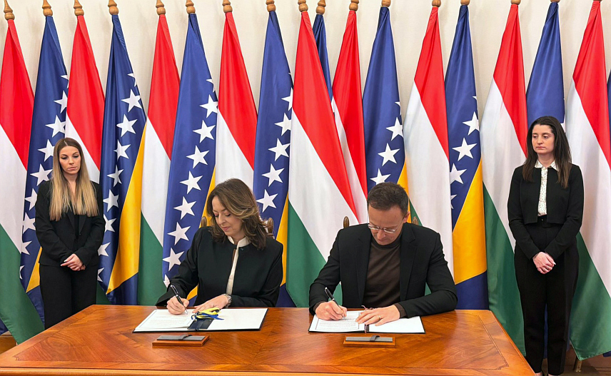 БУДИМПЕШТА, 1. ДЕЦЕМБРА /СРНА/ - Министар цивилних послова у Савјету министара Дубравка Бошњак и министар спољних послова и трговине Мађарске Петер Сијарто потписали су данас у Будимпешти меморандум у оквиру програма "Стипендијум хунгарикум" за период од 2026. до 2028. године на основу којег ће у наредне три године бити обезбијеђено до 50 стипендија годишње за студенте из БиХ у овој земљи.