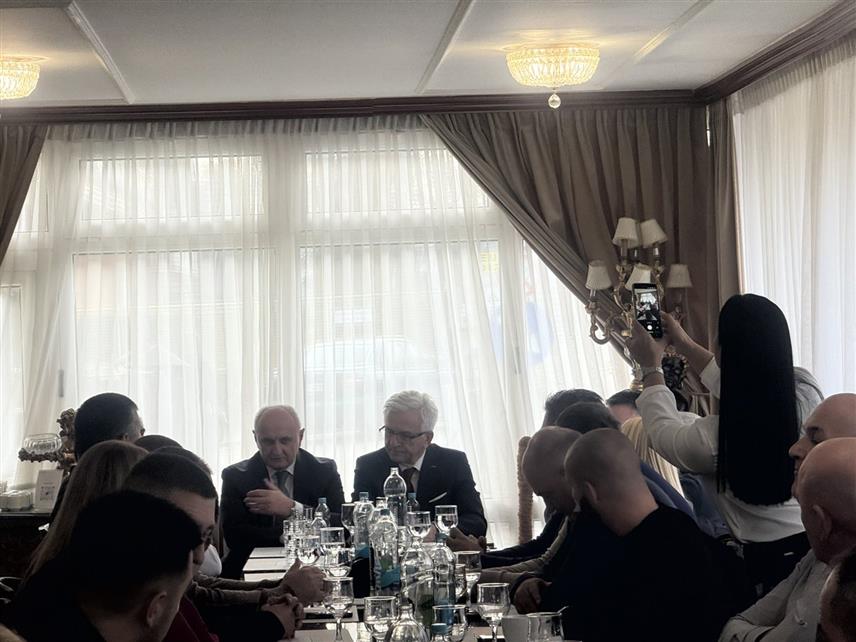 ДОБОЈ, 1. ДЕЦЕМБРА /СРНА/ - Заједнички састанак регионалних одбора Социјалистичке партије и Демоса у Добоју. Састанку је присуствовао предсједник СП Петар Ђокић, предсједник Демоса Недељко Чубриловић, замјеник предсједника Демоса Споменка Стевановић, потпредсједник Социјалистичке партије Давор Стрика, као и секретари Боран Босанчић и Никола Вукчевић, те предсједници општинских одбора из ове регије.