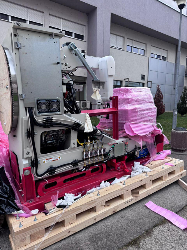 БАЊАЛУКА, 20. ДЕЦЕМБРА /СРНА/ - У Радиотерапијском центру у оквиру Универзитетског клиничког центра /УКЦ/ Републике Српске у Бањалуци годишње се лијечи око 2.300 онколошких пацијената, а да би на располагању имали модерну медицинску технологију набављена је опрема вриједна 10 милиона КМ.