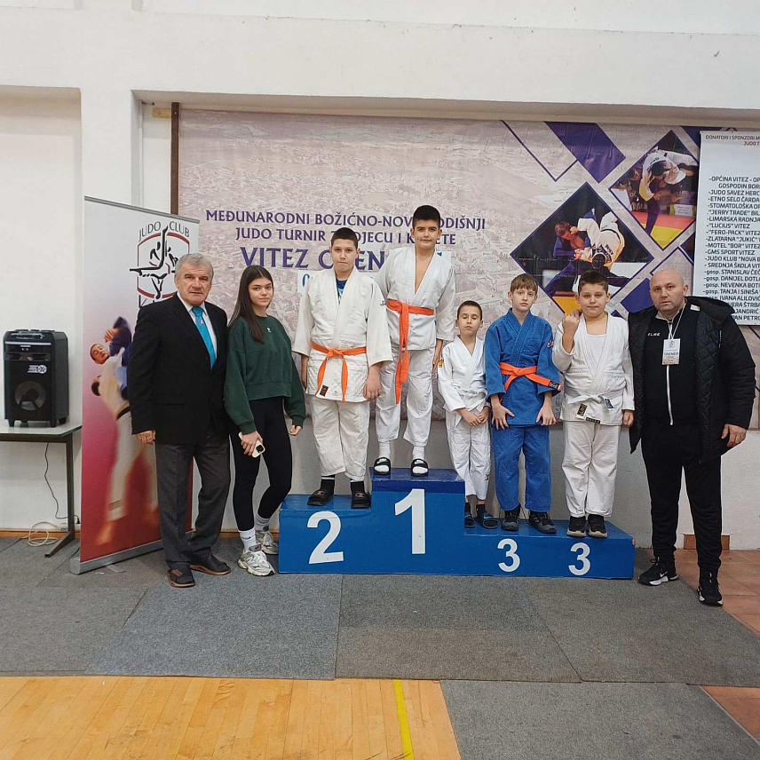 ЗВОРНИК, 21. ДЕЦЕМБРА /СРНА/ - Џудисти зворничког клуба "Соко" освојили су пет бронзаних медаља на Међународном новогодишњем џудо турниру у Витезу.