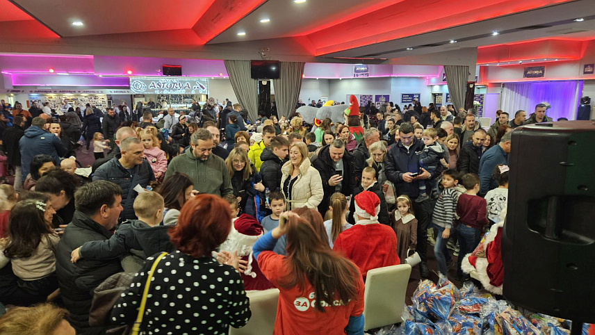 БАЊАЛУКА, 21. ДЕЦЕМБРА /СРНА/ - Руководство Социјалистичке партије /СП/ данас је у Бањалуци подијелило више од 1.300 никољданских пакетића дјеци чланова и симпатизера странке.