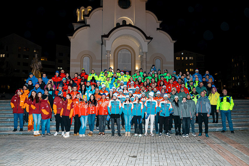 ПАЛЕ, 21. ДЕЦЕМБРА /СРНА/ - Општина Пале организовала је вечерас дефиле 15 школа скијања са подручја ове општине, као и хуманитарну акцију, поводом предстојећих празника.
