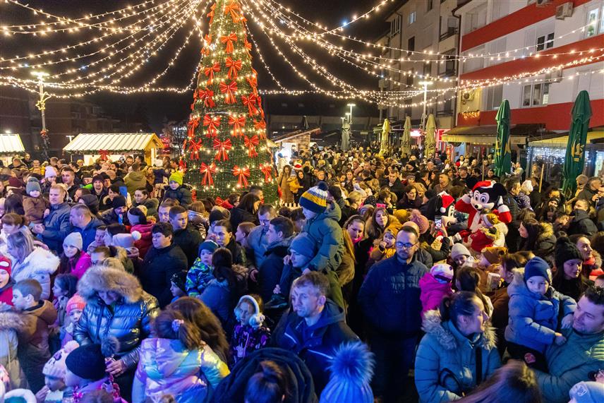 ПРЊАВОР, 21. ДЕЦЕМБРА /СРНА/ - На градском тргу у Прњавору вечерас је свечано отворен први "Зимофест", манифестација са занимљивим садржајима за све генерације.