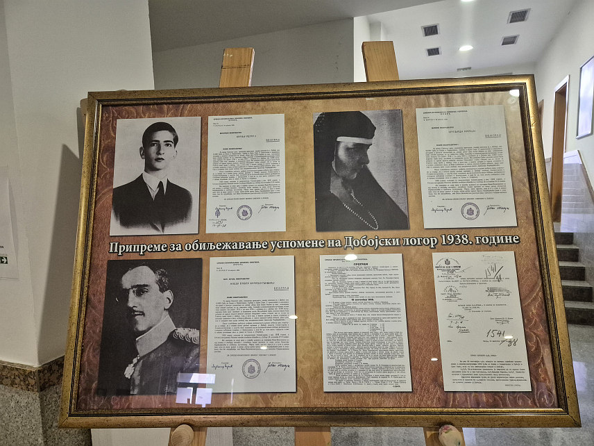 ПАЛЕ, 22. ДЕЦЕМБРА /СРНА/ - Изложба о добојском логору, кроз који је прошло више од 45.000 Срба у Првом свјетском рату, отворена је данас на Економском факултету Пале.