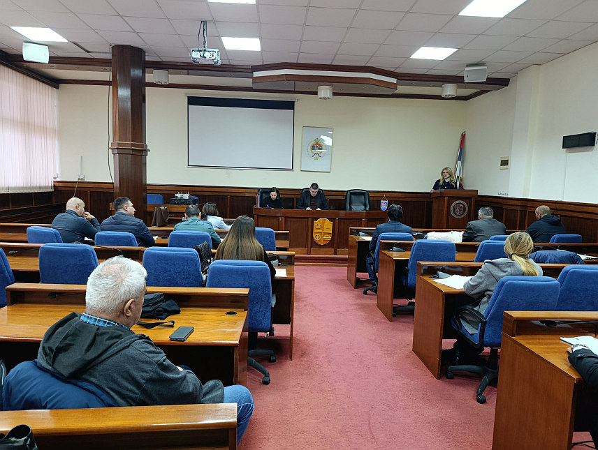 МРКОЊИЋ ГРАД, 22. ДЕЦЕМБРА /СРНА/ - Планом уписа у прве разреде средњих школа за школску 2026/2027. годину предвиђено је да у Гимназију Мркоњић Град буду уписана два одјељења општег смјера са по 16 ученика, речено је данас на састанку Привредног савјета те општине.