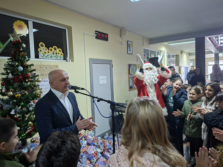 БРЧКО, 22. ДЕЦЕМБРА /СРНА/ - Предсједник Социјалистичке партије Петар Ђокић данас је у Основној школи у брчанском насељу Грбавица ученицима подијелио 240 новогодишњих пакетића.