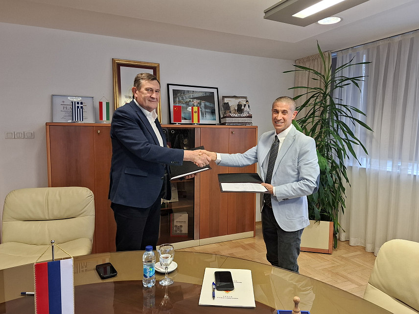 БАЊАЛУКА, 22. ДЕЦЕМБРА /СРНА/ - У Бањалуци је потписан Меморандум о разумијевању између Министарства привреде и предузетништва Републике Српске и компаније "Актив Израел акрил индустриз" која планира изградњу фабрике у вриједности од четири милиона евра и запошљавање до 160 радника, меморандум су потписали министар привреде и предузетништва Републике Српске Војин Митровић и извршни директор израелске компаније Давид Нив.