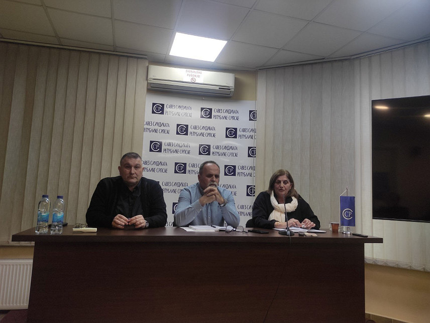 БАЊАЛУКА, 22. ДЕЦЕМБРА /СРНА/ - Предсједник Синдиката здравства и социјалне заштите Републике Српске Милош Пурковић рекао је да ова организација остаје при својим захтјевима да се здравственим радницима повећају плате, те да се цијена рада повећа на 200 КМ,конференција за новинаре Синдиката здравства и социјалне заштите Републике Српске.