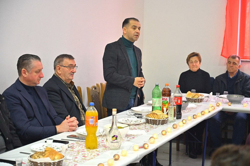 ШАМАЦ, 22. ДЕЦЕМБРА /СРНА/ - У Новом Селу код Шамца, у сусрет католичком Божићу, организован je традиционални пријем за хрватске повратнике, на којем је истакнуто да добри односи треба да буду унапријеђени.