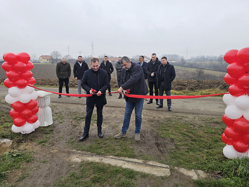 УГЉЕВИК, 22. ДЕЦЕМБРА /СРНА/ - У Угљевику је данас свечано пуштена у рад соларна електрана снаге два мегават часа инвеститора фирме "ВМР енерџи" из Рогатице која представља улагање више од 4,5 милиона КМ у зелену енергију, саопштено је из локалне управе.