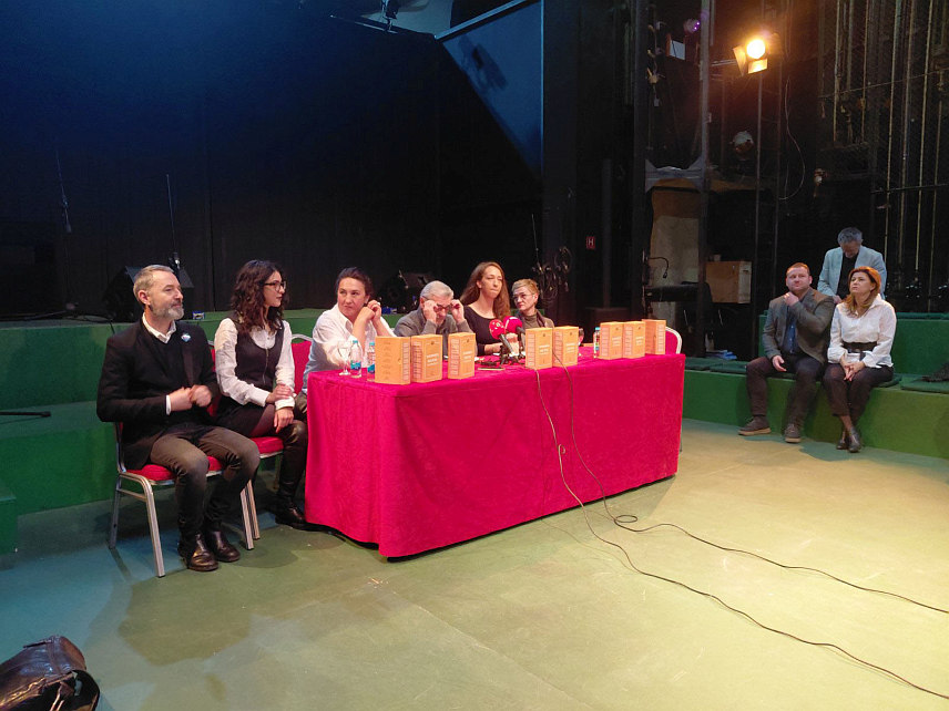 БАЊАЛУКА, 22. ДЕЦЕМБРА /СРНА/ - У Бањалуци је данас промовисана едиција "Позориште код куће" драмских текстова према којима су настале позоришне представе у продукцији Народног позоришта Републике Српске.