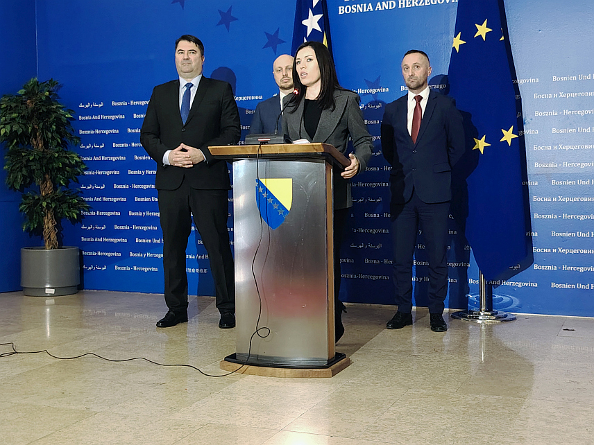 САРАЈЕВО, 22. ДЕЦЕМБРА /СРНА/ - Посланици СНСД-а у Представничком дому Парламентарне скупштине БиХ искључиво подржавају законске приједлоге који су координисани са институцијама Републике Српске, а посланици СДС-а и ПДП-а направили су свој сценарио европског пута којим не штите интересе Српске, рекла је шеф Клуба посланика СНСД-а Сања Вулић.