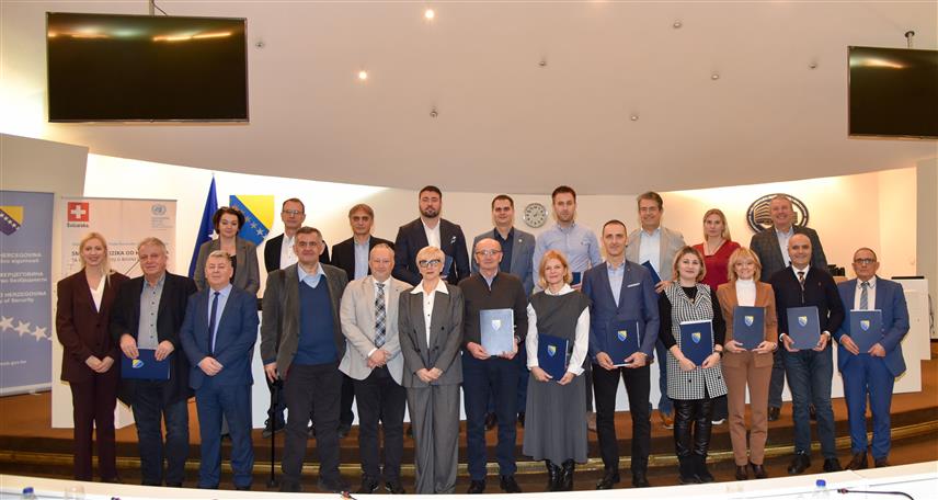 САРАЈЕВО, 22. ДЕЦЕМБРА /СРНА/ - Министарство безбједности у Савјету министара данас је потписало меморандум са 15 високошколских установа и невладиних организација у БиХ о научно-истраживачкој сарадњи и успостављању мреже знања у области заштите и спасавања, те цивилне заштите.