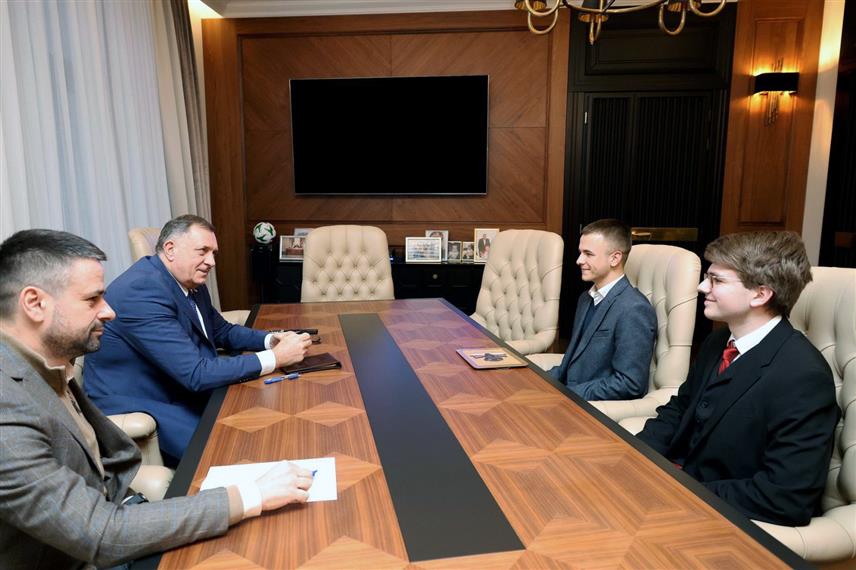 БАЊАЛУКА, 22. ДЕЦЕМБРА /СРНА/ - Предсједник СНСД-а Милорад Додик истакао је да се у разговору са представницима Савеза средњошколаца Републике Српске Стефаном Раковићем и Андрејем Средићем увјерио у енергију коју са собом носи младост, а која ће сутра обликовати Републику Српску.