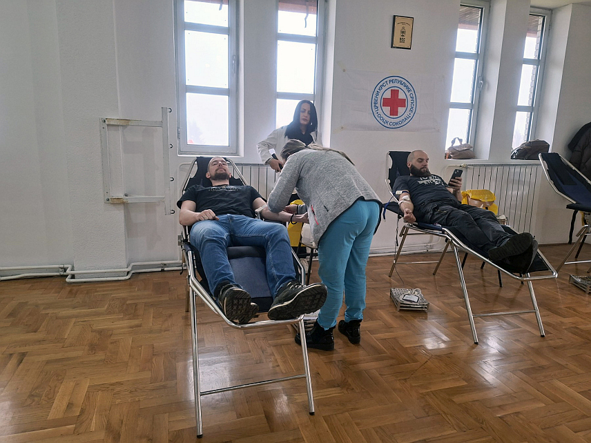 СОКОЛАЦ, 22. ДЕЦЕМБРА /СРНА/ - На Сокоцу је данас у акцији добровољног даривања крви, коју су организовали општински Црвени крст и Актив добровољних давалаца крви, прикупљено 25 јединица течности која живот значи.