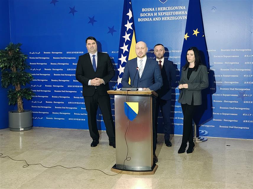 САРАЈЕВО, 22. ДЕЦЕМБРА /СРНА/ - Централна изборна комисија /ЦИК/ БиХ не жели да се окончају пријевремени избори за предсједника Републике Српске и да се за апсолутног побједника прогласи Синиша Каран, изјавио је данас предсједавајући Српског клуба у Представничком дому Парламентарне скупштине БиХ Милан Петковић.