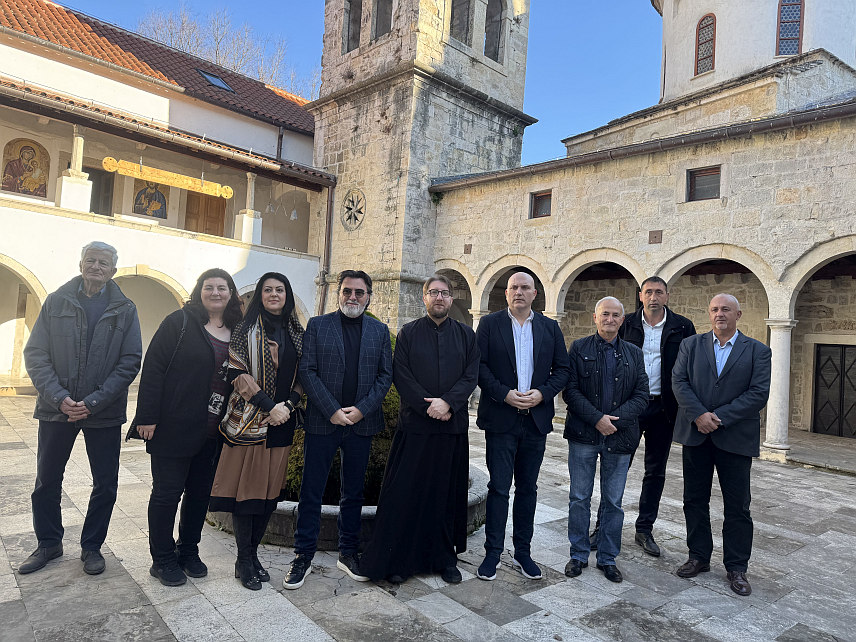 КИСTАЊЕ, 22. ДЕЦЕМБРА /СРНА/ - Делегација Фонда за избјегла, расељена лица и сарадњу са Србима у региону АП Војводине посјетила је данас манастире Драговић и Крка у Далмацији и уручили им новчану помоћ коју су обезбиједили овај фонд и Град Нови Сад.