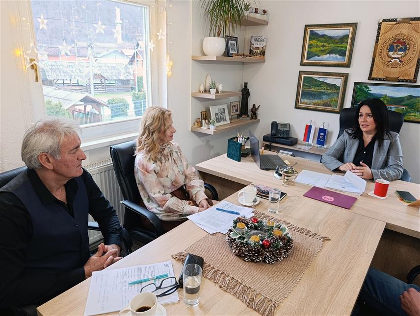 ЈЕЗЕРО, 22. ДЕЦЕМБРА /СРНА/ - Начелник општине Језеро Снежана Ружичић и представници "Пошта Српске" разговарали су данас о могућностима реновирања старог објекта или изградњи монтажног објекта Јединице поштанске мреже у овој локалној заједници.