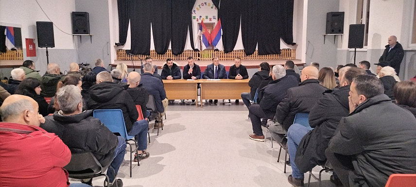 БАЊАЛУКА, 22. ДЕЦЕМБРА /СРНА/ - Шеф Клуба одборника СНСД-а у Скупштини града Бањалука Драган Лукач и лидер СНСД-а Милорад Додик у разговору са мјештанима у бањалучком насељу Драгочај.