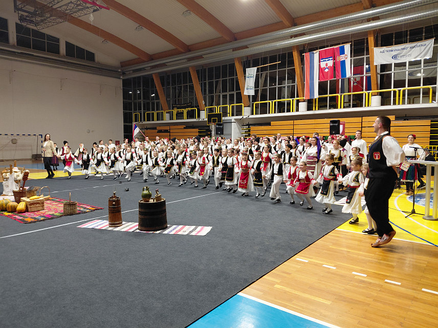 МИЛИЋИ, 22. ДЕЦЕМБРА /СРНА/ - Културно-умјетничко друштво /КУД/ "Прота Матија Поповић" из Милића одржало је четврти годишњи концерт током којег је кроз игру, пјесму и музику, провело публику различитим крајевима српског фолклорног насљеђа.