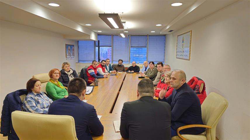 БАЊАЛУКА, 23. ДЕЦЕМБРА /СРНА/ - Влада Републике Српске пружила је значајну подршку финансирању јавних кухиња, речено је на данашњем састанку министра трговине и туризма Дениса Шулића и представника Црвеног крста и организација које пружају услуге јавних кухиња у Републици Српској.