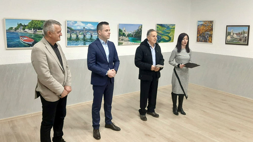 ФОЧА, 23. ДЕЦЕМБРА /СРНА/ - Изложба слика "Боје Балкана", која представља својеврстан сликарски дневник са путовања ауторке Олге Копеине овим предјелима, отворена је у фочанском Центру за културу у оквиру манифестације "Зима у Фочи".