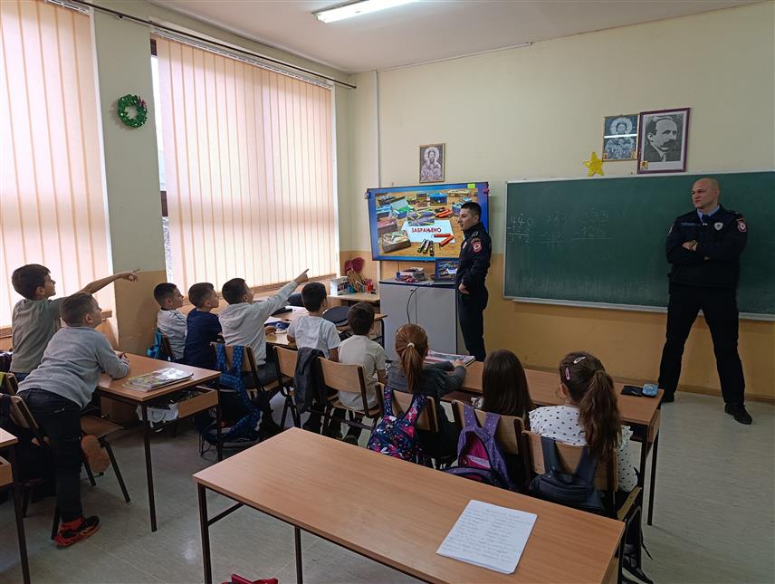 МРКОЊИЋ ГРАД, 23. ДЕЦЕМБРА /СРНА/ - Припадници Полицијске управе Мркоњић Град данас су ученицима трећих и четвртих разреда у Основној школи "Петар Кочић" одржали предавања о посљедицама нестручне употребе пиротехничких средстава.