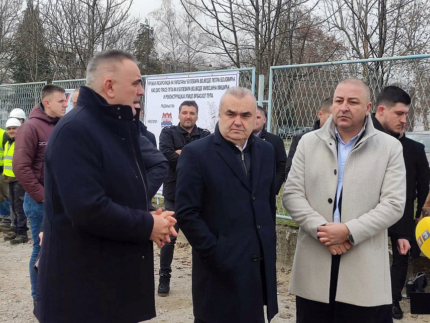 БАЊАЛУКА, 23. ДЕЦЕМБРА /СРНА/ - Предсједник Владе Републике Српске Саво Минић, министар саобраћаја и веза Зоран Стевановић и директор "Путева Српске" Мирослав Јанковић озваничили су данас почетак изградње кружног тока код "Ауди центра" у бањалучком насељу Борик, који би требало да убрза и повећа безбједност у саобраћају у том дијелу града.