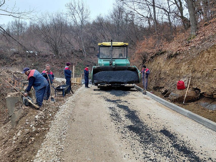 ВЛАСЕНИЦА, 23. ДЕЦЕМБРА /СРНА/ - У власеничкој Мјесној заједници Цикоте у току је асфалтирање дионице пута Цикотска Ријека-Кевићи-Равни-Самарџићи, укупне дужине два километра, а пројекат заједничким средствима од више од 200.000 КМ реализују мјештани и општина Власеница.