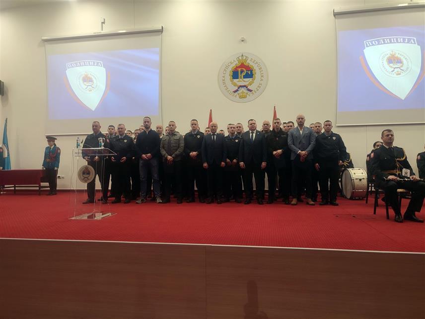 БАЊАЛУКА, 23. ДЕЦЕМБРА /СРНА/ - Тридесет и шест полицијских службеника Министартва унутрашњих послова /МУП/ Републике Српске протекле године исказали су висок степен професионалности и пожртвованости у спашавању људских живота и посебну хуманост током обављања послова и задатака, те су им данас у Бањалуци уручене захвалнице.