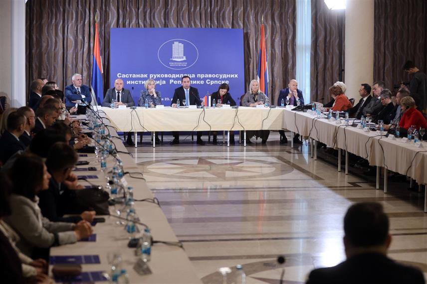 БАЊАЛУКА, 23. ДЕЦЕМБРА /СРНА/ - Министар правде Републике Српске Горан Селак одржао је данас састанак са свих 55 руководилаца институција из надлежности Министарства правде, с циљем унапређења рада правосудног система и веће одговорности према грађанима.
