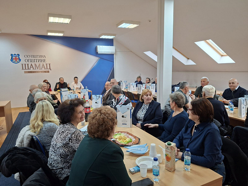 ШАМАЦ, 23. ДЕЦЕМБРА /СРНА/ - У сусрет новогодишњим и божићним празницима начелник општине Ђорђе Милићевић уприличио је пријем за 60 пензионисаних радника Општинске управе и уручио им по 60 КМ.