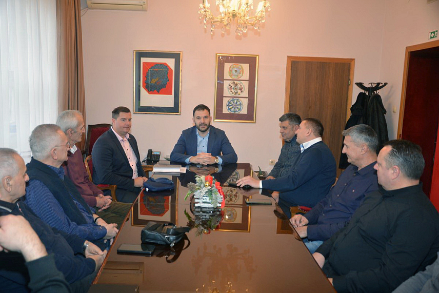 ПРИЈЕДОР, 23. ДЕЦЕМБРА /СРНА/ - Градоначелник Приједора Слободан Јавор организовао је пријем за некадашње фудбалере и чланове управе Фудбалског клуба /ФК/ "Рудар" поводом 30 година од финалне утакмице Купа Републике Српске - прве фудбалске утакмице у Српској након потписивања Дејтонског мировног споразума, истичући да је овај спортски догађај имао изузетан историјски, друштвени и симболички значај.