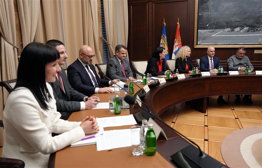 БЕОГРАД, 23. ДЕЦЕМБРА /СРНА/ - МУП Србије потпуно је посвећен борби против транснационалног организованог криминала, као и очувању безбједности у региону и на глобалном нивоу, рекао је министар унутрашњих послова Србије Ивица Дачић на годишњем састанку у Београду српским полицијским аташеима распоређеним у амбасадама и конзулатима Србије широм свијета.