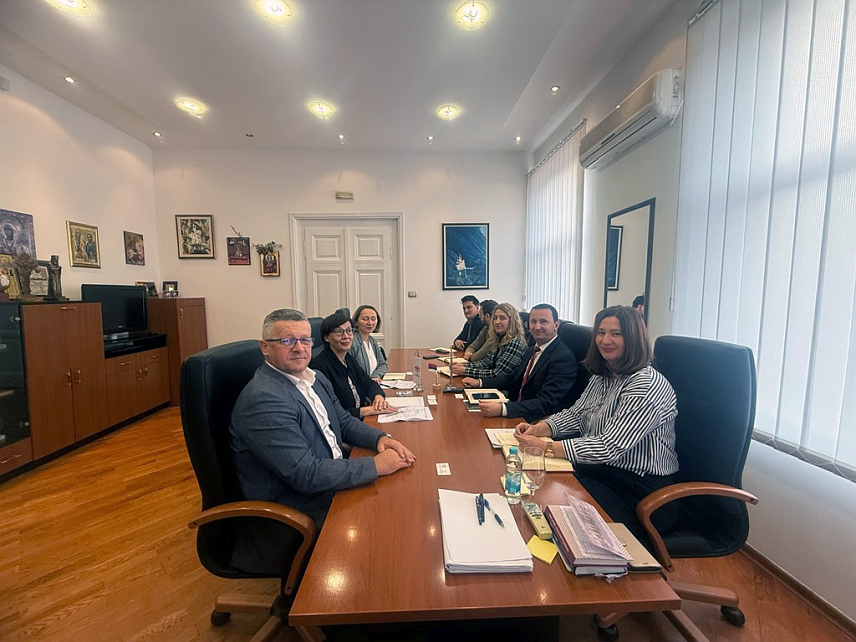 ТРЕБИЊЕ, 23. ДЕЦЕМБРА /СРНА/ - Градоначелник Требиња Мирко Ћурић разговарао је данас у Tребињу са директором за међународну сарадњу у Амбасади Швајцарске у БиХ Жоржет Бручез о пројектима из области туризма, пољопривреде и културе.	
