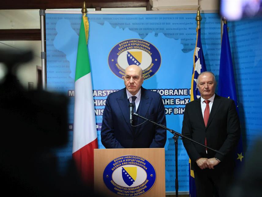 САРАЈЕВО, 24. ДЕЦЕМБРА /СРНА/ - Безбједност и стабилност западног Балкана саставни је дио безбједности и стабилности Европе, па је зато улазак БиХ у ЕУ јако важан и за Италију, која то подржава присуством италијанског контингента у Мисији "Алтеа" и путем Амбасаде у Сарајеву, поручио је италијански министар одбране Гвидо Крозето.