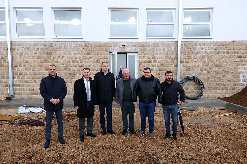 ТРЕБИЊЕ, 24. ДЕЦЕМБРА /СРНА/ - Изградња цјевовода и резервоара "Црквина", у оквиру пројекта водоснабдијевања лијеве обале Требишњице, приводи се крају, а остало је још да се испита систем и тестира уграђена опрема, након чега ће бити прикључен на мрежу.