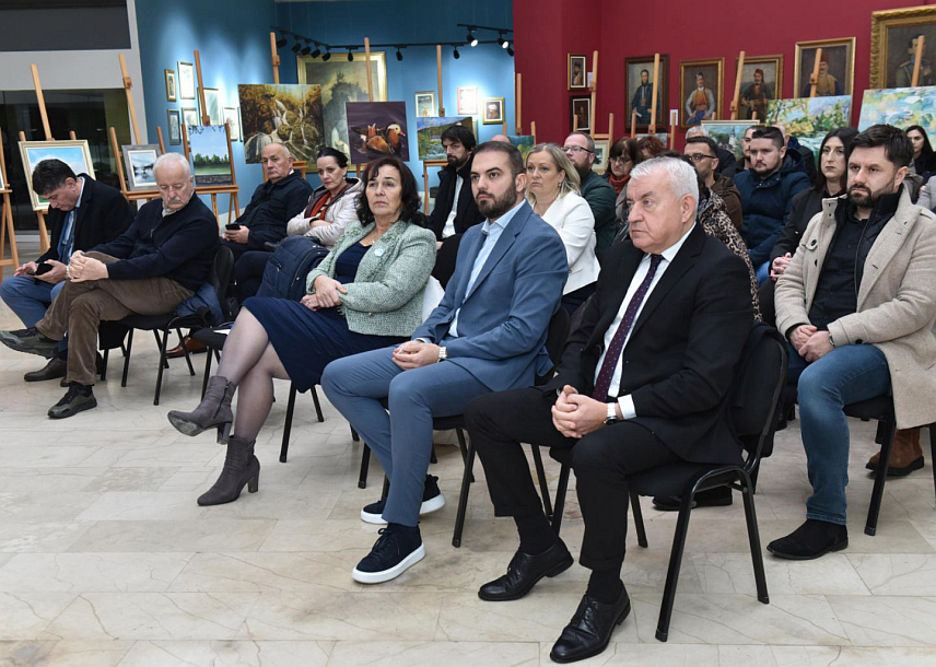 БАЊАЛУКА, 24. ДЕЦЕМБРА /СРНА/ - Стручни скуп у Бањалуци под називом "Боље бити активан данас него радиоактиван сутра. Сачувајмо нашу културну баштину" о градњи одлагалишта нуклеарног отпада на Трговској Гори.