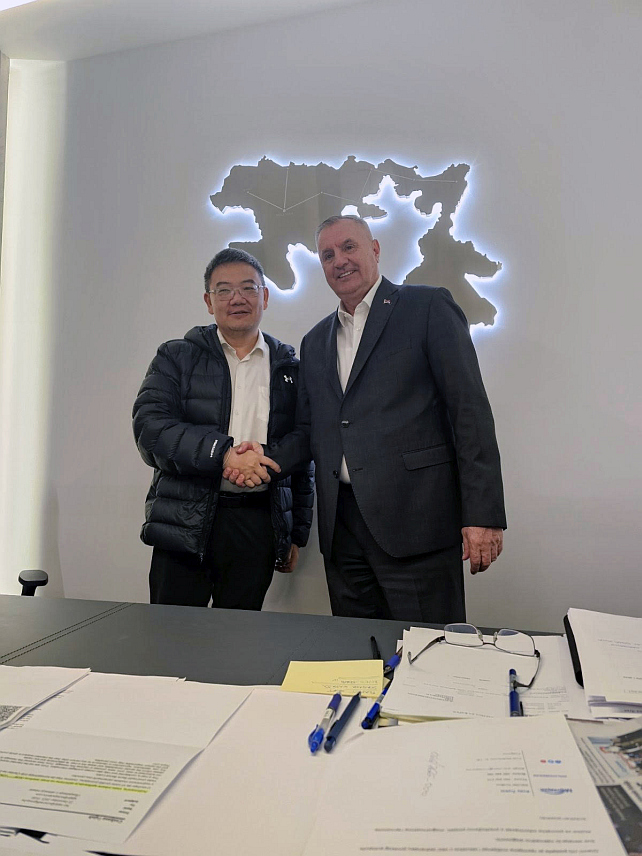 БАЊАЛУКА, 24. ДЕЦЕМБРА /СРНА/ - У Бањалуци је данас потписан уговор о дугорочном кредитном аранжману са водећом кинеском финансијском институцијом Ексим банком у вриједности од 180 милиона евра, којим је обезбијеђена подршка за изградњу дионице ауто-пута Вукосавље-Брчко.