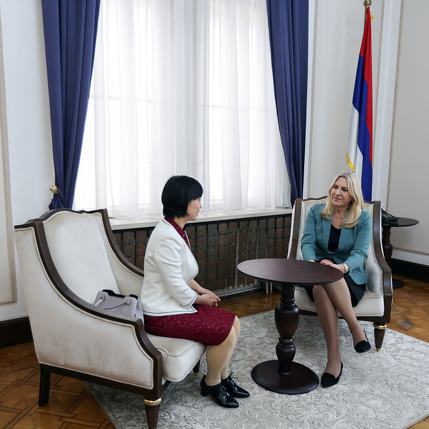 САРАЈЕВО, 24. ДЕЦЕМБРА /СРНА/ - Српски члан Предсједништва БиХ Жељка Цвијановић разговарала је данас са амбасадором Кине у БиХ Ли Фан о тренутним политичким и економским приликама у Републици Српској и БиХ, као и о другим актуелним темама, саопштено је из Предсједништва БиХ.