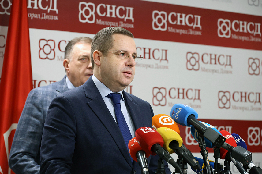 БАЊАЛУКА, 24. ДЕЦЕМБРА /СРНА/ - Одлука Централне изборне комисије /ЦИК/ БиХ о поништавању пријевремених избора за предсједника Репиблике Српскпе на 136 бирачких мјеста у 17 изборних јединица је срамна, изјавио је портпарол СНСД-а Радован Ковачевић. /фото: Борислав Здриња/