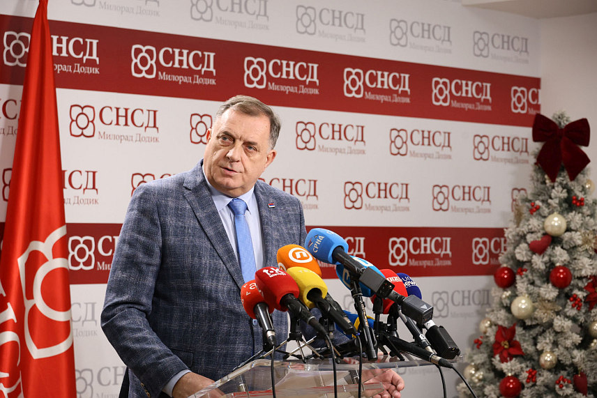 БАЊАЛУКА, 24. ДЕЦЕМБРА /СРНА/ - Предсједник СНСД-а Милорад Додик на конференцији за новинаре у Бањалуци. /Фото - Борислав Здриња/