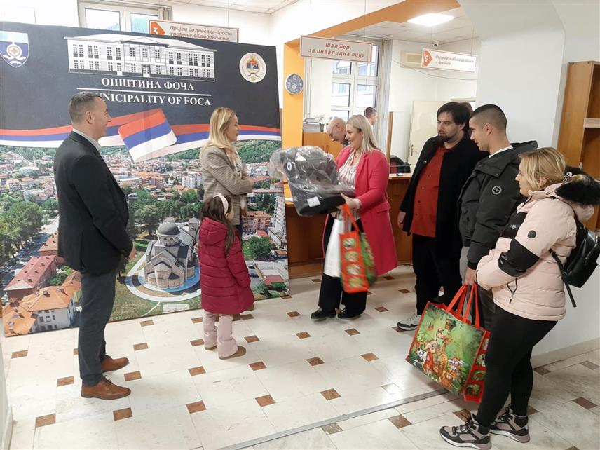 ФОЧА, 24. ДЕЦЕМБРА /СРНА/ - Општина Фоча данас је подијелила 48 поклон пакета и 35 ауто-сједалица бебама рођеним у овој години, чији су се родитељи пријавили на два јавна позива у оквиру општинских мјера подршке наталитету.	
