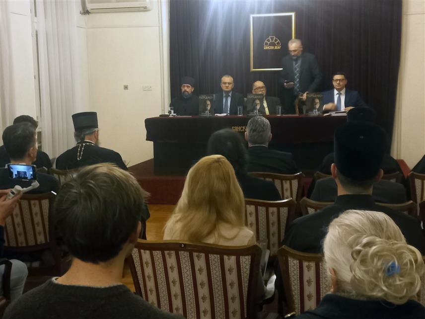 БАЊАЛУКА, 24. ДЕЦЕМБРА /СРНА/ - Академик Дарко Танасковић изјавио је вечерас у Бањалуци да постоји велики удар на идентитет српског народа, али да се он може очувати ако се на томе истрајно ради и ако се Срби не буду поводили за оним како их неко други види.