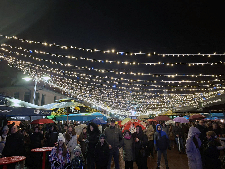 ШАМАЦ, 24. ДЕЦЕМБРА /СРНА/ - На градском тргу у Шамцу вечерас је отворена манифестација "Зимска чаролија на ушћу" током које ће до 13. јануара посјетиоцима бити представљен богат културно-забавни програм.	
