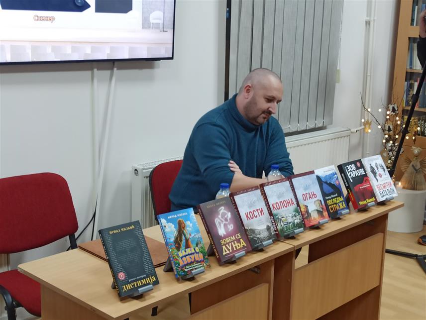 ЗВОРНИК, 24. ДЕЦЕМБРА /СРНА/ - У Народној библиотеци и музејској збирци Зворник одржана је изложба нових наслова набављених на Сајму књига у Београду, представљена књижевна дјела писца Ненада Милкића из Лознице, те уручене награде највјернијим читаоцима у овој години.